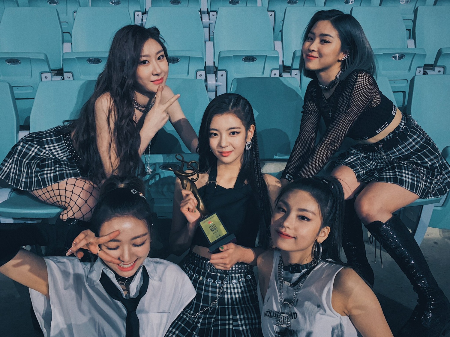 ITZY Won Rookie Of The Year At The 29th Seoul Music Awards + Watch Behind-the-scene Videos