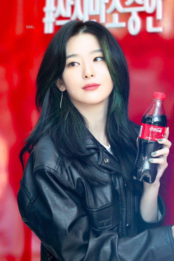 Red-Velvets-Seulgi-And-Coca-Cola-Show-Their-Support-For