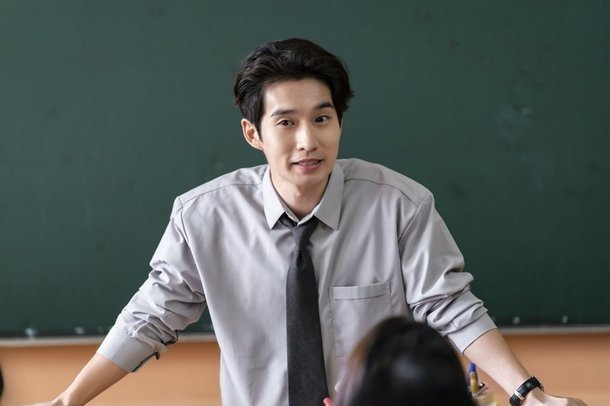 Ryu Deok Hwan Portrays A Teacher in “Nobody Knows”