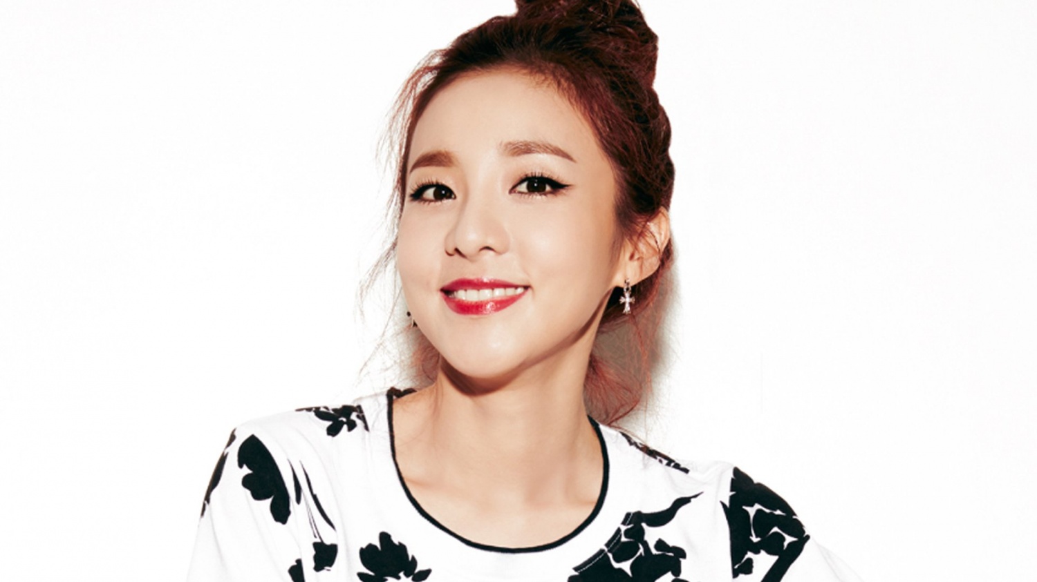 Girl’s Day So-jin, T-ara Bo-ram, Sandara Park and Park Bom Share Skin-care Secrets in Their Mid-30s
