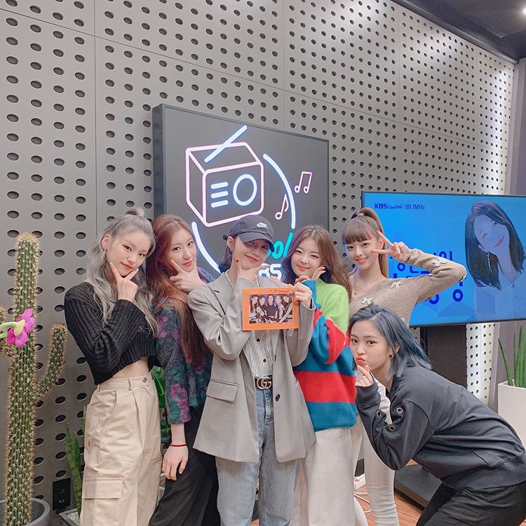 IN PHOTOS: ITZY, Apink’s Jung Eun-ji Share Friendly Atmosphere
