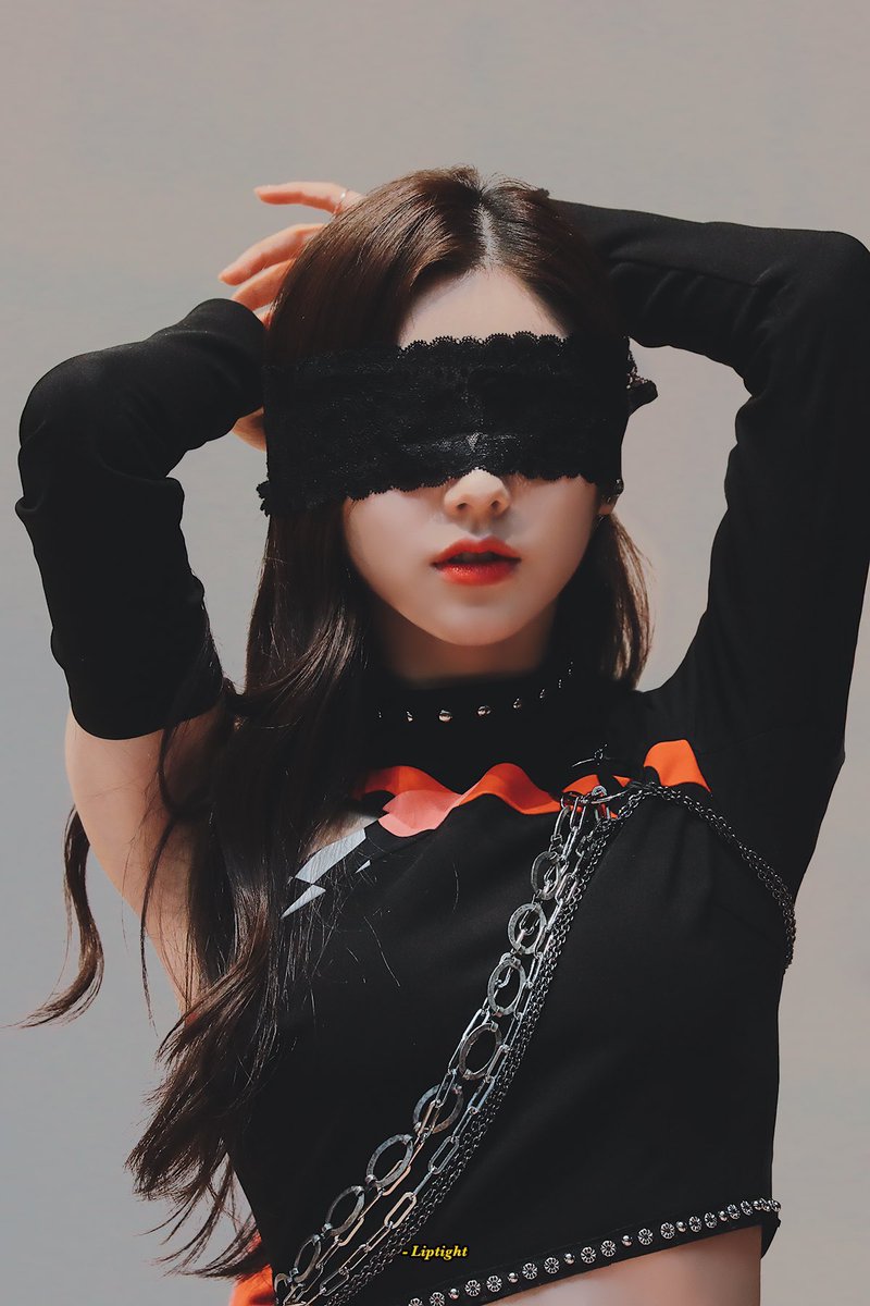 heejin blindfold 1