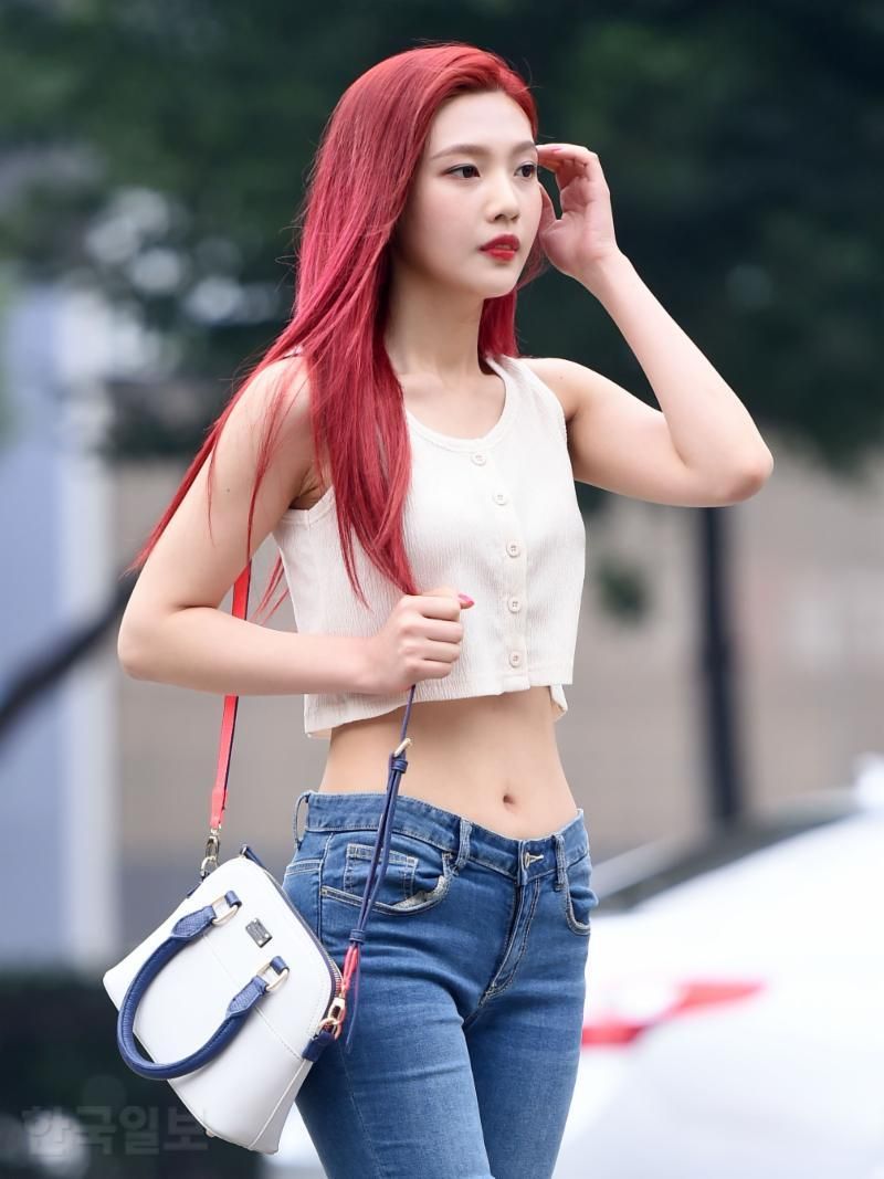 10+ Times Red Velvet’s Joy Showed Off Her Amazingly Toned Abs In A Crop Top