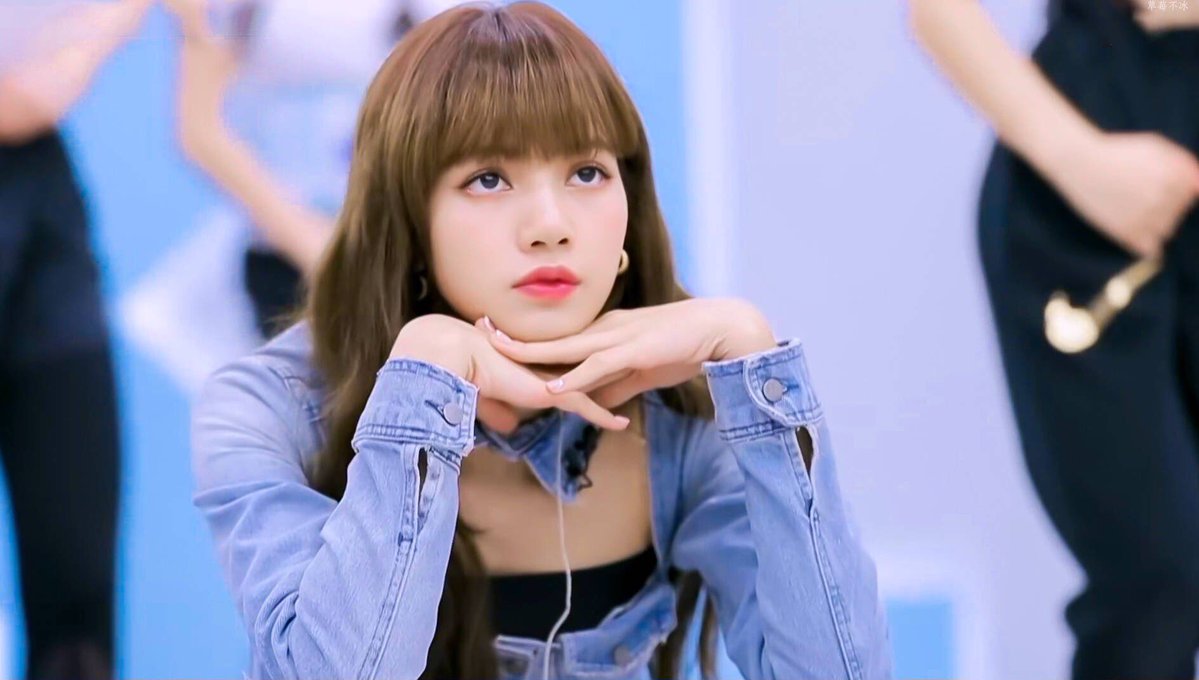 BLACKPINK’s Lisa Receives Both Praises and Criticism for Being a “Strict” Mentor