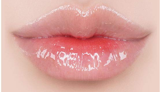 Bibir dengan Lip Gloss