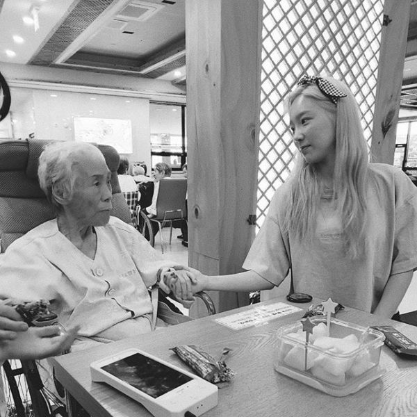 Taeyeon Holds Her Grandmother’s Hand Saying “Let’s Meet in A Dream”