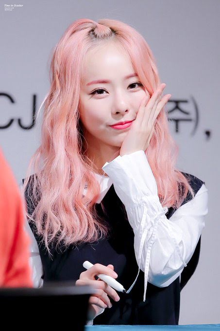 16 K-Pop Idols Who Look Breathtakingly Pretty In Soft Pink, Curly Hair ...