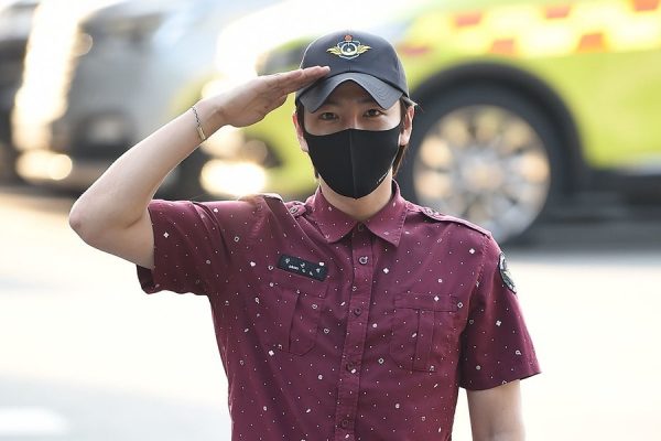 Fans Celebrate Jang Geun Suk’s Military Discharge With #WelcomeBackJKS