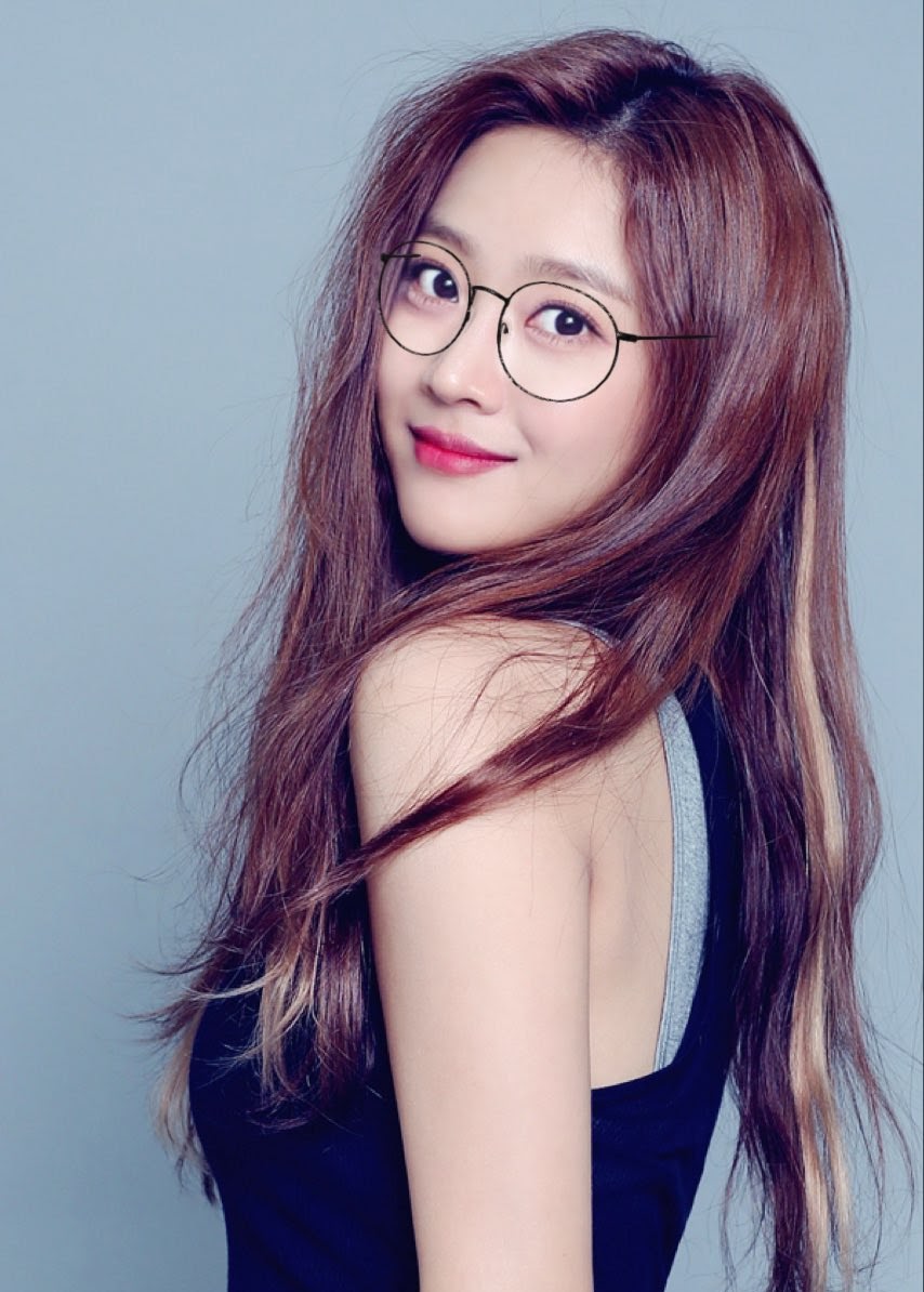 Female Stars Who Look Smart & Pretty In Glasses – K-Luv