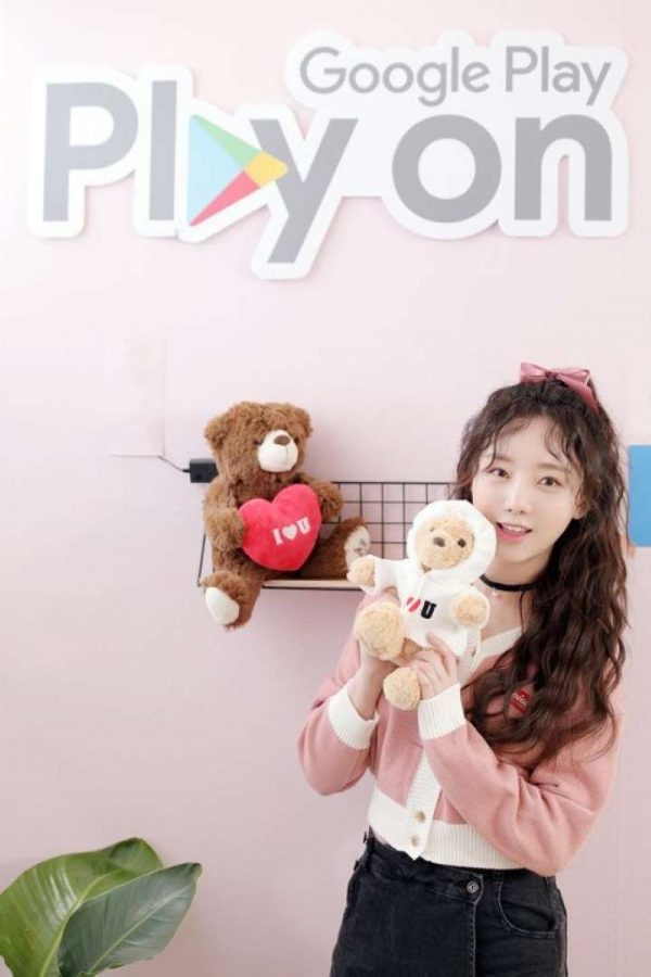 Lovelyz’s Kei Puts Her Gaming Skills To The Test In The New Web Reality Series “TwoTorial”
