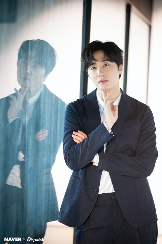 2020 6 15 Jung Il woo in a gorgeous photo shoot. Cr. Dispatch, Naver.6