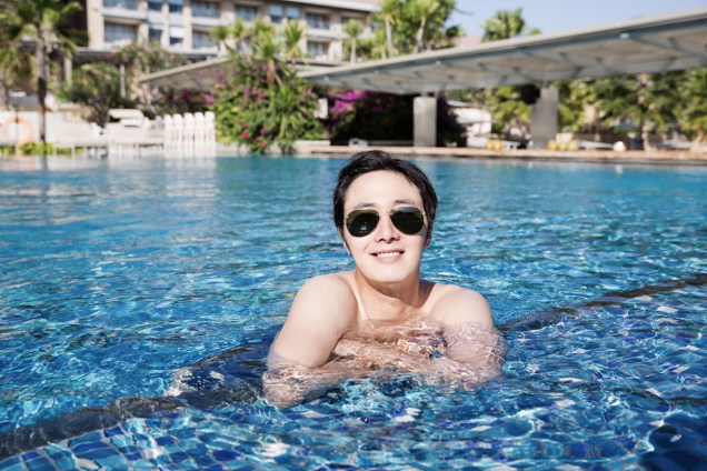 2014 10:11 Jung Il-woo in Bali : BTS Part 1 Enjoying the pool! .jpg 2