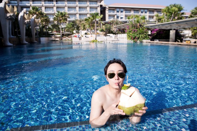 2014 10:11 Jung Il-woo in Bali : BTS Part 1 Enjoying the pool! .jpg 4