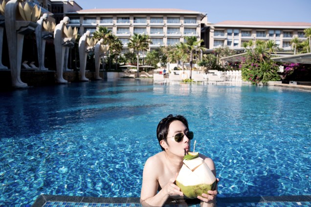2014 10:11 Jung Il-woo in Bali : BTS Part 1 Enjoying the pool! .jpg 5