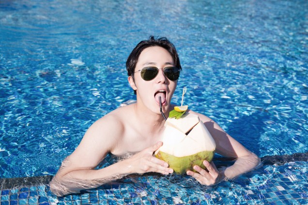 2014 10:11 Jung Il-woo in Bali : BTS Part 1 Enjoying the pool! .jpg 7