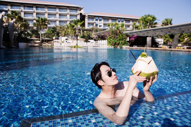 2014 10:11 Jung Il-woo in Bali : BTS Part 1 Enjoying the pool! .jpg 8