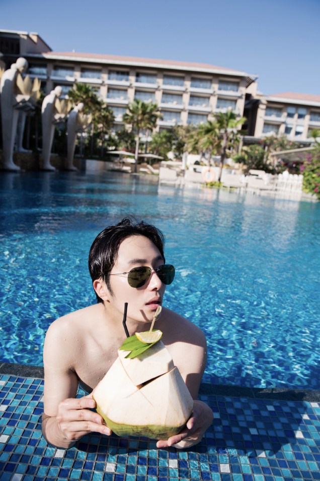 2014 10:11 Jung Il-woo in Bali : BTS Part 1 Enjoying the pool! .jpg 9