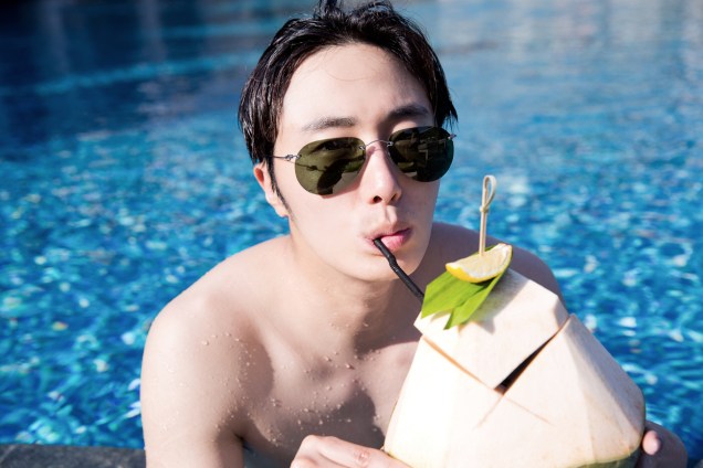 2014 10:11 Jung Il-woo in Bali : BTS Part 1 Enjoying the pool! .jpg 10