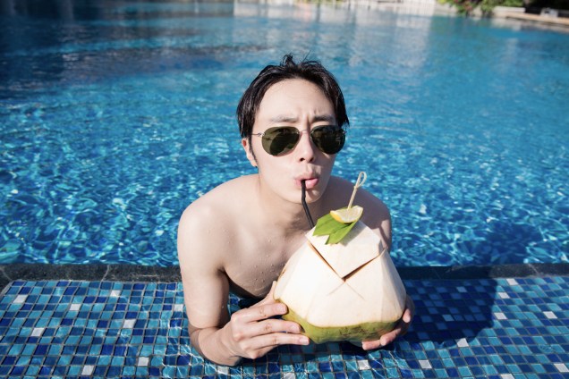 2014 10:11 Jung Il-woo in Bali : BTS Part 1 Enjoying the pool! .jpg 11