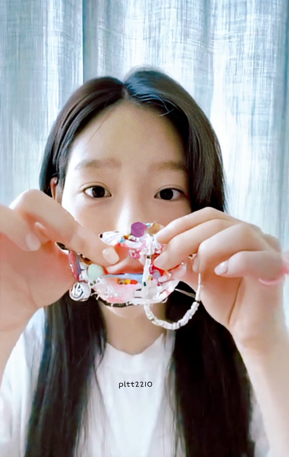 Taeyeon To Grant Fans’ Wishes By Gifting Them With Her Handmade Bracelets